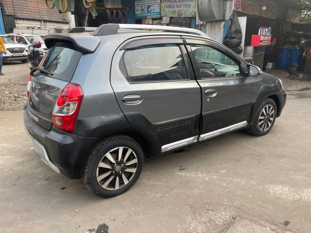 Exterior Diagnoal Right Back